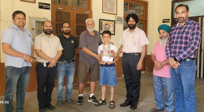 दौड़ प्रतियोगिता के विजेता सक्षम कंवर को सम्मानित किया गया